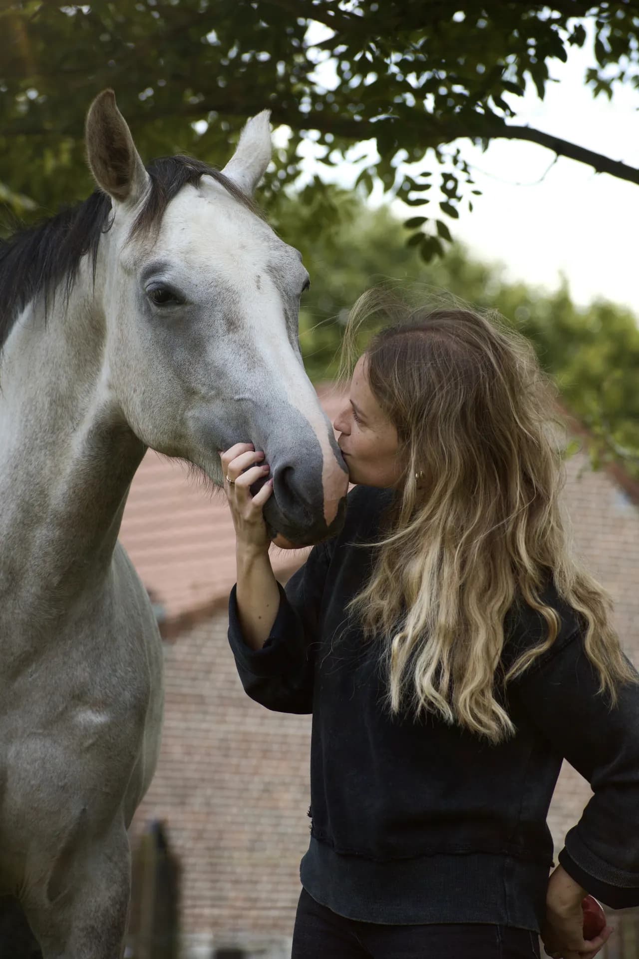 Laura Osika et son cheval — moment de complicité