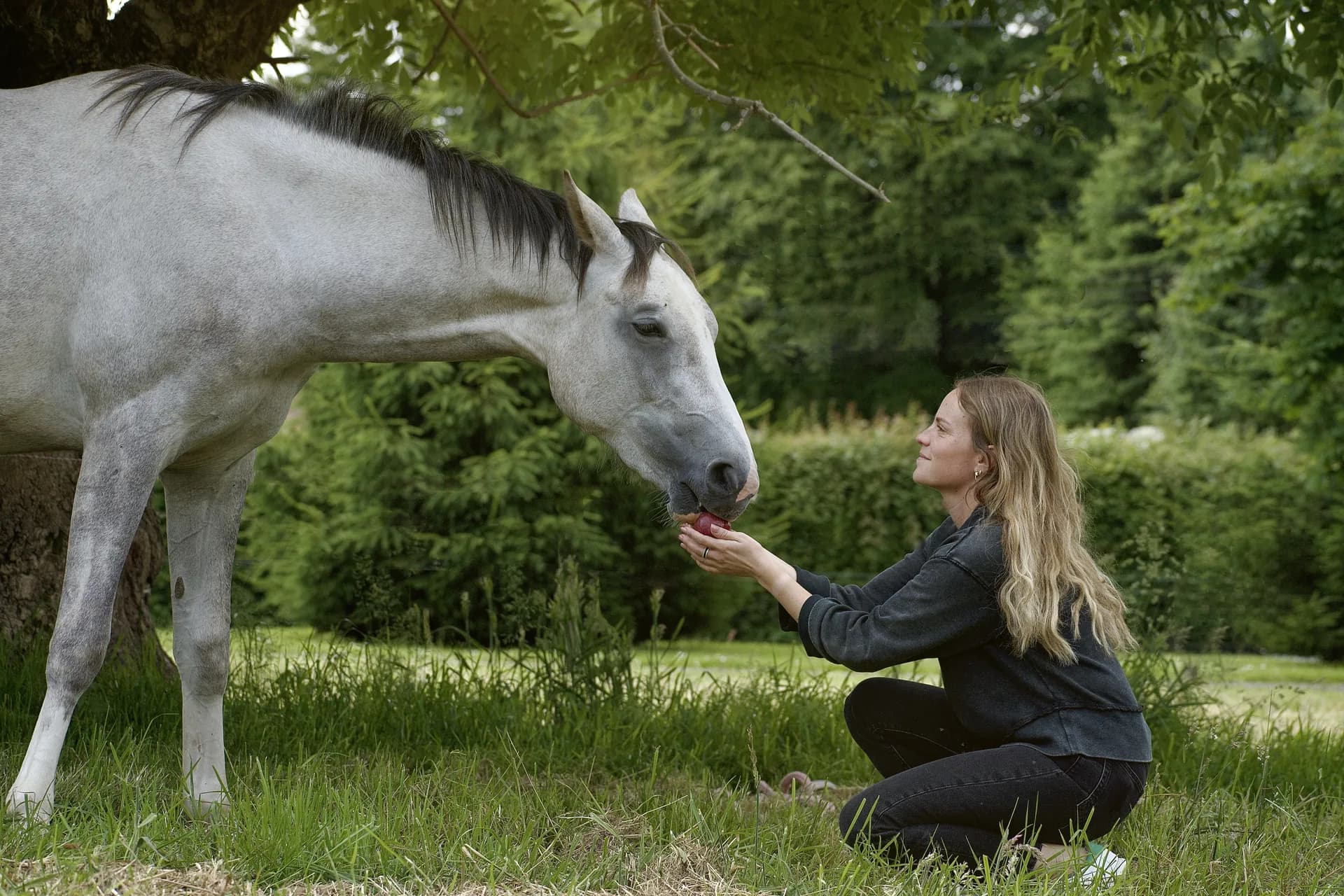 Laura Osika, fondatrice d'Ausica, avec son cheval